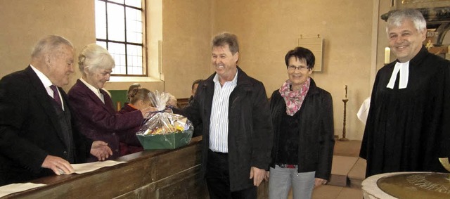 Pfarrer Botho Jenne, Elfriede Adler - ...anni und Reinhard Huber aus ihrem Amt.  | Foto: Reiner Merz