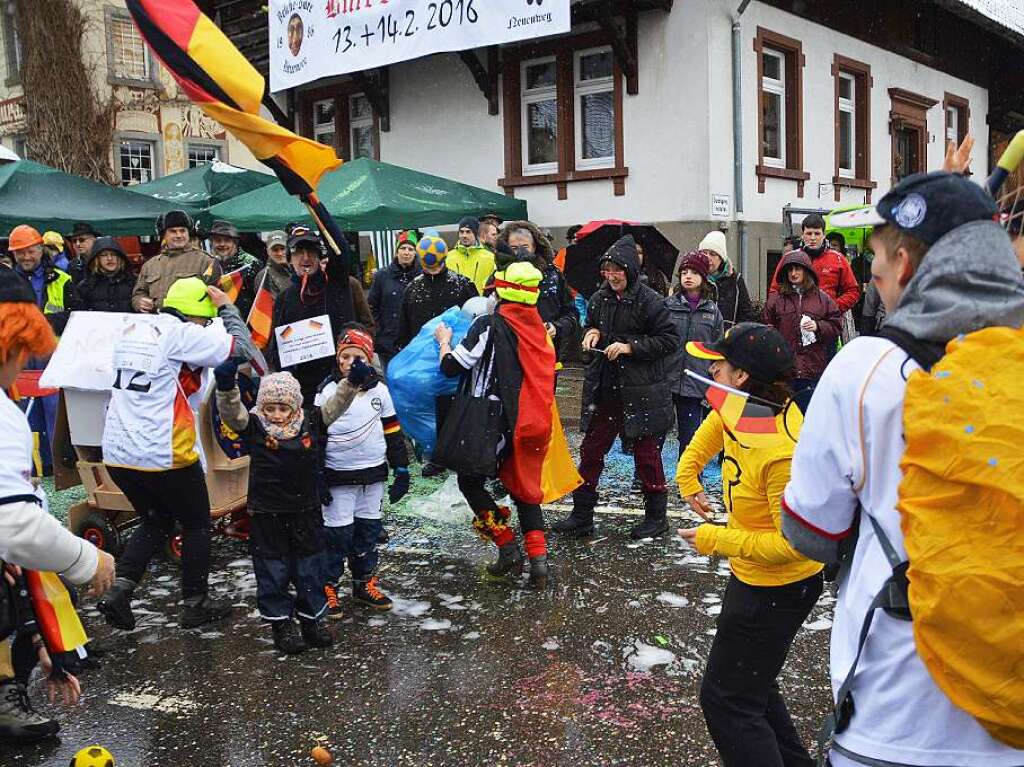 Es regnete Konfetti, Bonbons und Schaum, als der Lindwurm durchs verschneite Dorf zog.