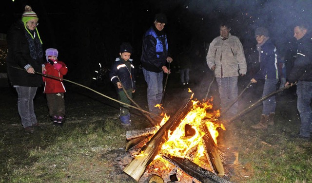 Das Wintersweiler Fasnachtsfeuer war a...tz nicht idealen Wetters gut besucht.   | Foto: Cremer