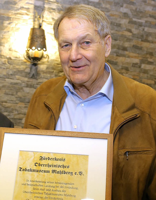 Das neue Ehrenmitglied Ulrich Hehr mit Urkunde   | Foto: S. Decoux-Kone
