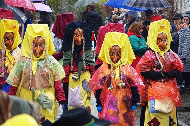 Nasse Chratte-Hexen: Das grusige Wette...er  Buurefasnachts-Umzug nicht nehmen.  | Foto: Hege