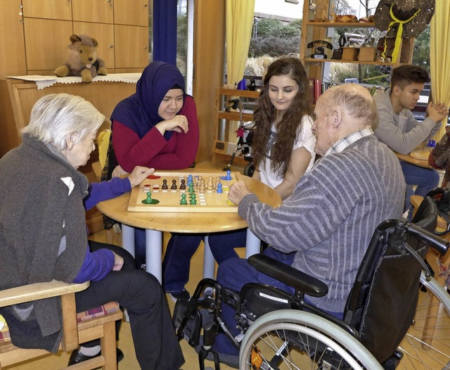 Die jungen Leute vom islamischen Verei...pielen oder gehen spazieren mit ihnen.  | Foto: zvg