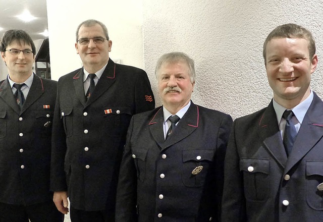 Ehrungen bei der Feuerwehr (von links)... Anton Kopf, Zugfhrer Fabian Pohnke.   | Foto: alfons vgele