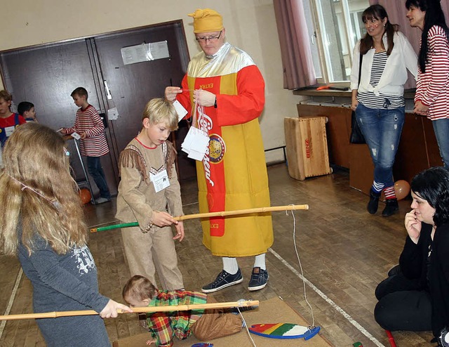 Geschicklichkeit galt es zu beweisen bei der Weitenauer Kinderfasnacht.  | Foto: Ralph Lacher 