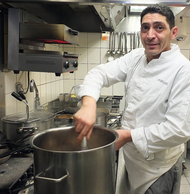 Ismael Bouarasse macht die Mehlsuppe i...eines Foto links) Restaurant Schnabel.  | Foto: Martina David-Wenk