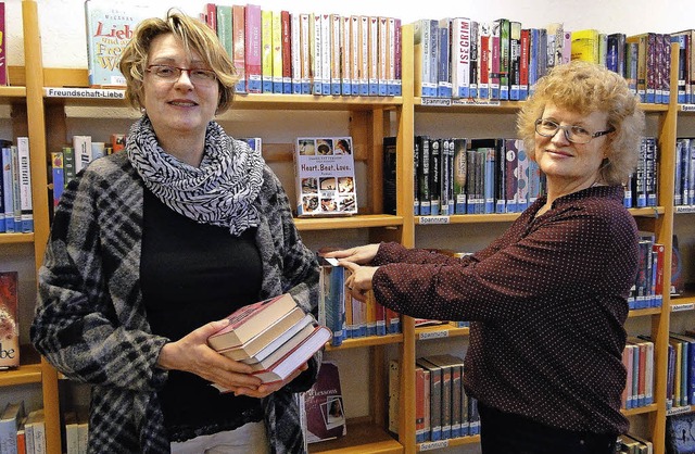 Die Bcher in der ffentlichen Bibliot...a Frank die Jugendbcher neu sortiert.  | Foto: Elisabeth Saller