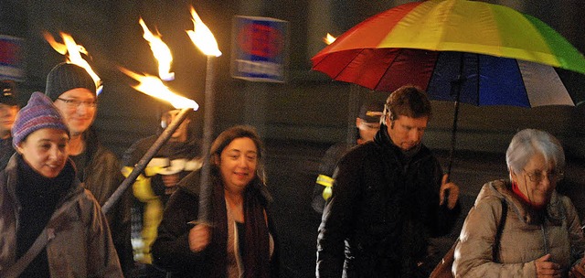 Fackeln und Regenschirm gehrten am Wo...nd beim Fasnachtsfeuerzug in Lrrach.   | Foto: Thomas Loisl Mink