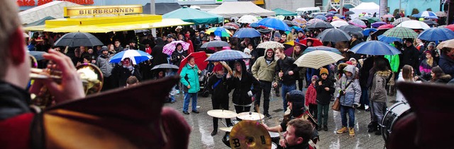 Heie Rhythmen und schrge Tne &#8211...rkonzert auf dem Rathausplatz nichts.   | Foto: SEDLAK