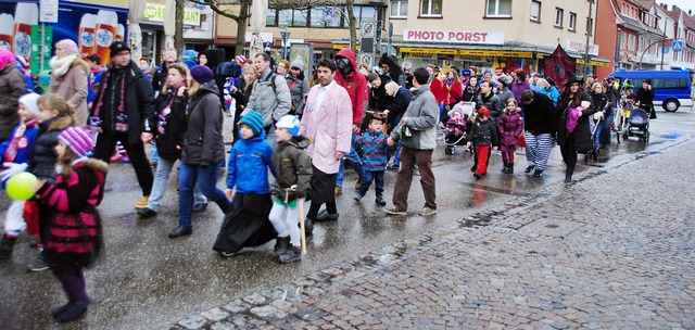 Zum Abschluss zogen die Kinder mit ihr...e-Monsterkonzert auf den Rathausplatz.  | Foto: Norbert Sedlak
