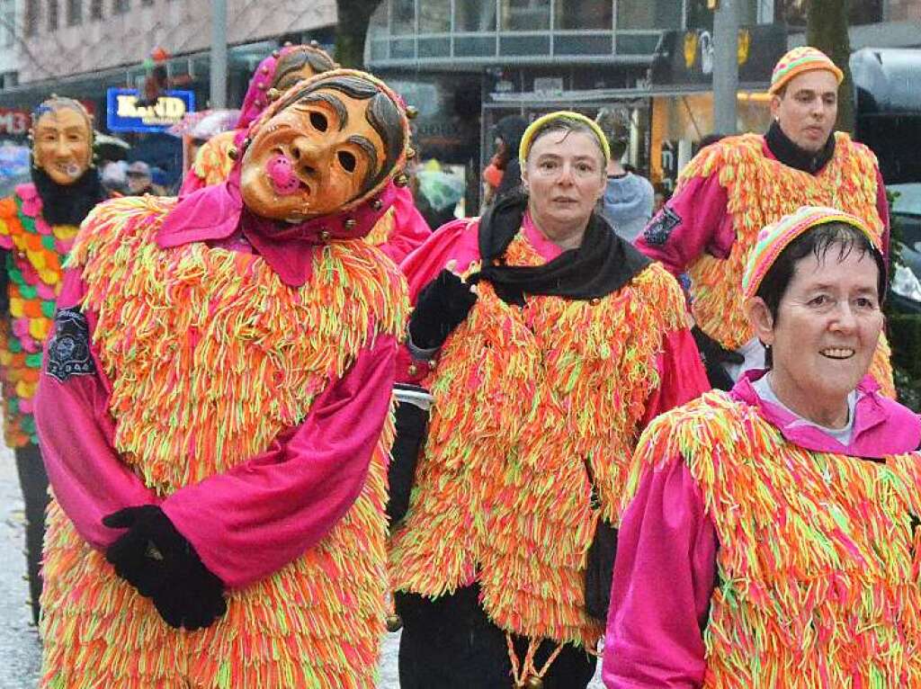 Kaum eine Pause machte am Sonntag der Regen – aber weder die rund 3500 Narren aus 159 Znften und Cliquen, noch die rund 15 000 Besucher konnte das davon abhalten, entlang der Hauptstrae ein ausgelassenes Fest zu feiern.