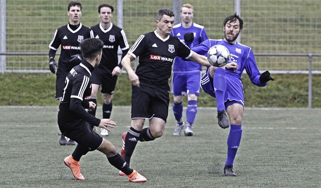 Da wird kein Ball verloren gegeben: De... (blaues Trikot, rechts) im Zweikampf.  | Foto: Benedikt Hecht