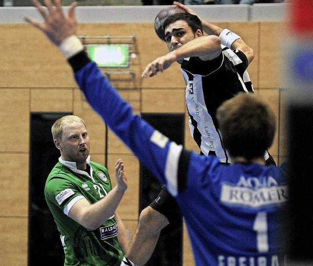 Der zweifache Torschtze Yannick Ehret (TuS Ottenheim) beim Wurf von Auen.   | Foto:  Bettina Schaller