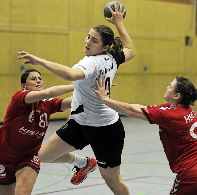 Erzielte mit diesem Wurf das  Brombach...d Jasmin Koch (HSG St.Leon)durchsetzt   | Foto: Schn