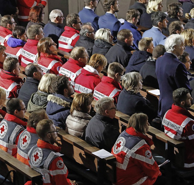 Helfer des Rettungsdienstes nehmen  an der Trauerfeier teil.   | Foto: dpa