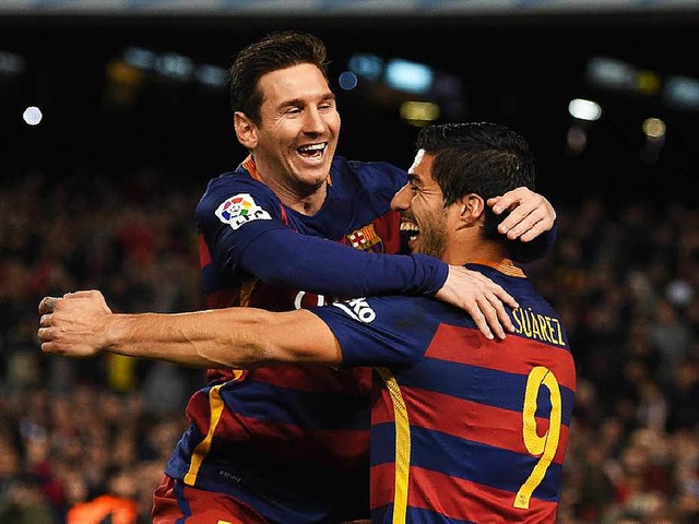 Freude nach dem Spitzbuben-Elfer: Messi und Suarez  | Foto: AFP