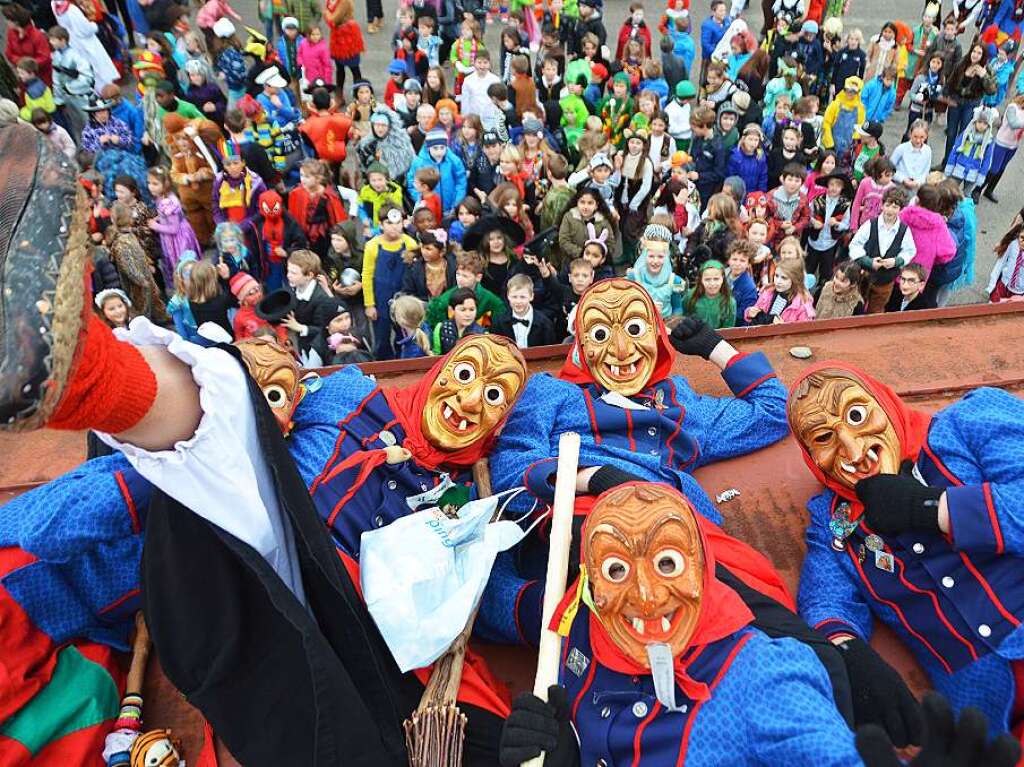 Gundelfinger Dorfhexen strmen am Schmutzigen Dunschdig die Johann-Peter-Hebel Grundschule