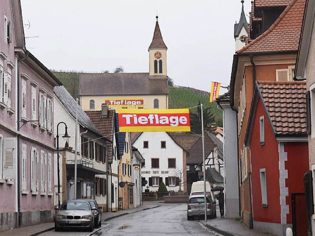 In Auggen werben gelb-rote Banner fr die Tieflage der Rheintalbahn.  | Foto: Beatrice Ehrlich