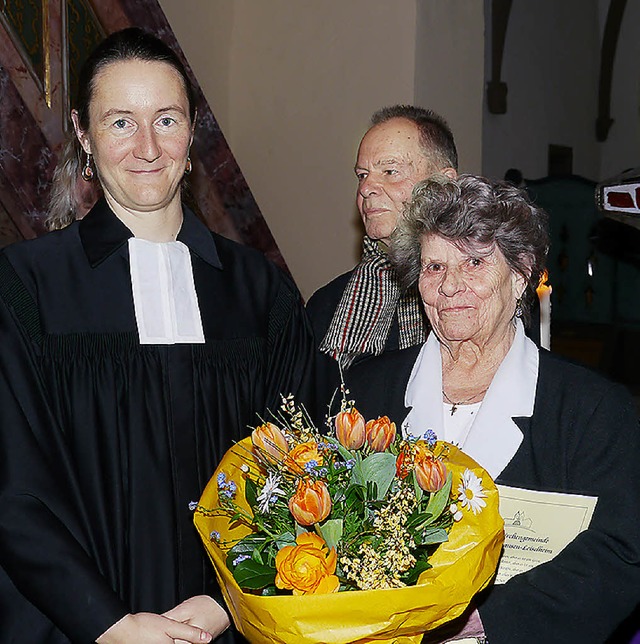 Fr 40 Jahre Ttigkeit als Kirchendien...dele von Pfarrerin Julia Mack geehrt.   | Foto: Christel Hlter-Hassler