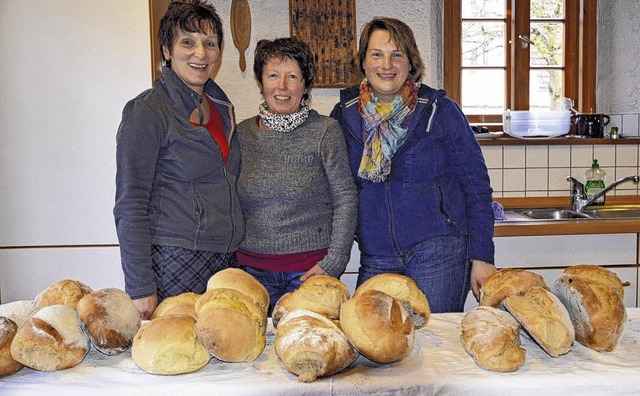 Die Heidenhofener Backfrauen (von link...lichen Kaffeerunde im Backhiesli ein.   | Foto: Elisabeth Winkelmann-Klingsporn