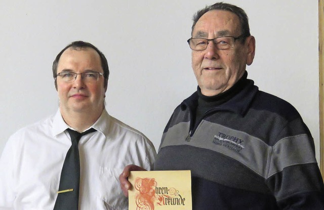 Peter Dalhaus (rechts) wurde vom Vorsi...tin Kupfer zum Ehrenmitglied ernannt.   | Foto: Christine Ehlenbrker