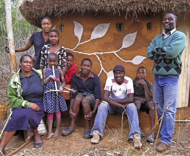 NGO-Grnder Julious Piti (r.) mit seiner Familie.  | Foto: Carlotta May