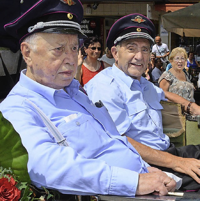 Werner Strohmeier (links, neben ihm Th... der Kutsche des Ehrenkommandos  mit.   | Foto: Lauber