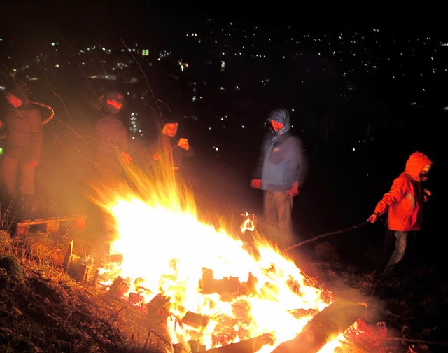 Drei Jahre war Pause - jetzt brennt es...er, das Fasnachtsfeuer auf dem Hler.  | Foto: Jutta Schtz