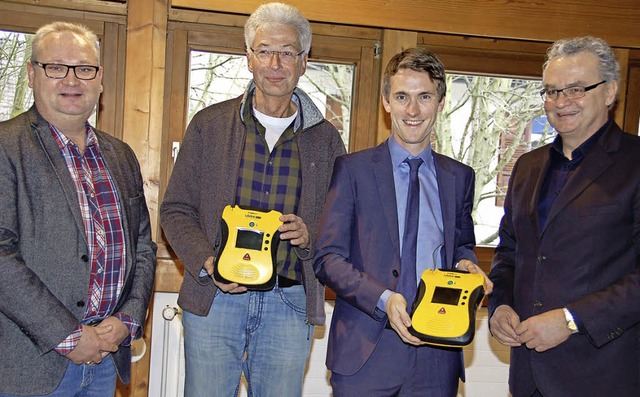 Krankenuntersttzungsverein schenkt Gundelfingen Defibrillatoren /  | Foto: Andrea Steinhart