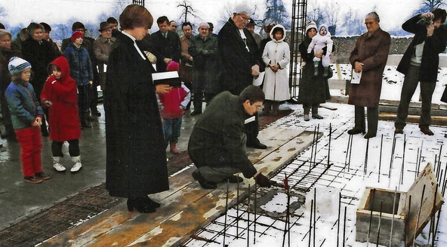 Die Grundsteinlegung mit Pfarrerin Dorothee Greder  1986   | Foto: Privat