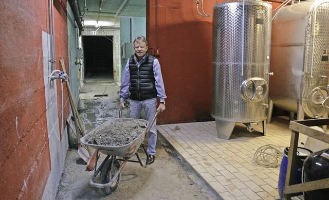 Geschftsfhrer Stefan Mnnle im Kelle... Weinhauses, der gerade saniert wird.   | Foto: Sophia Hesser