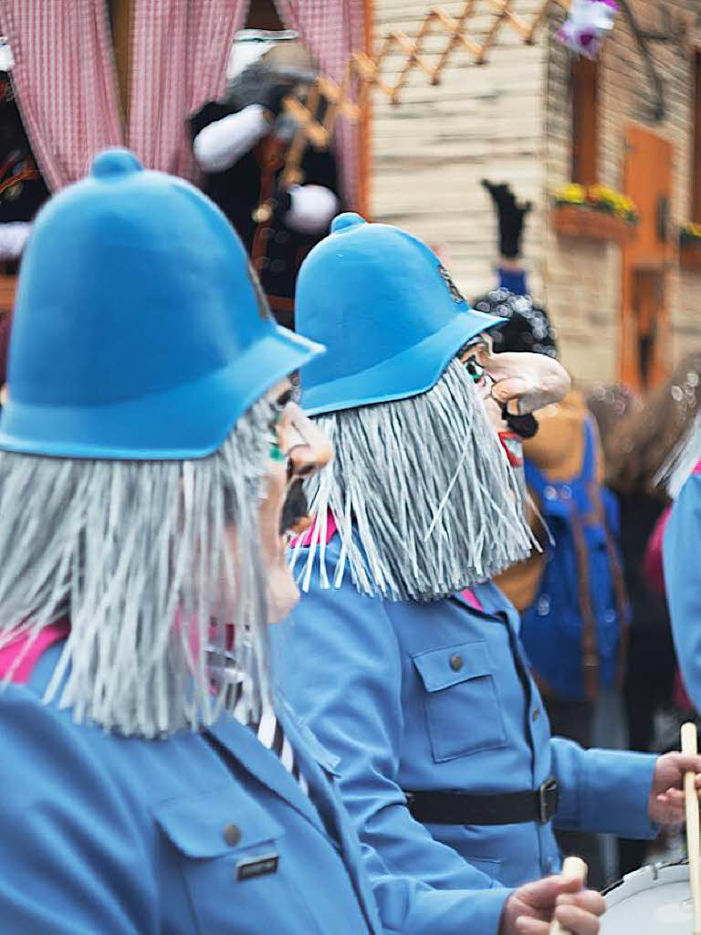 Am Montagnachmittag prsentierten sich die Basler Fasnchtler bei der traditionellen Cortge in allerlei phantasievoller Maskerade.
