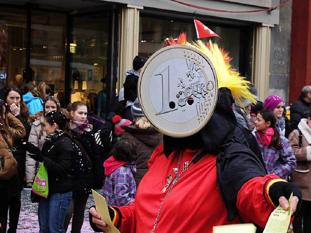 Am Montagnachmittag prsentierten sich die Basler Fasnchtler bei der traditionellen Cortge in allerlei phantasievoller Maskerade.