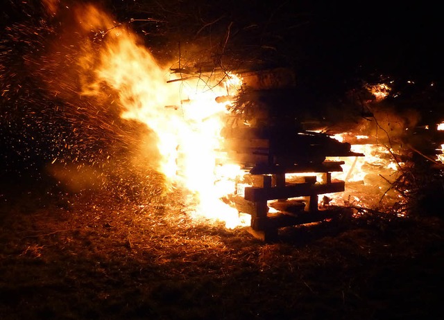 Heftig brannte das Scheibenfeuer in H...erausforderung beim Scheibenschlagen.   | Foto: Vera Winter