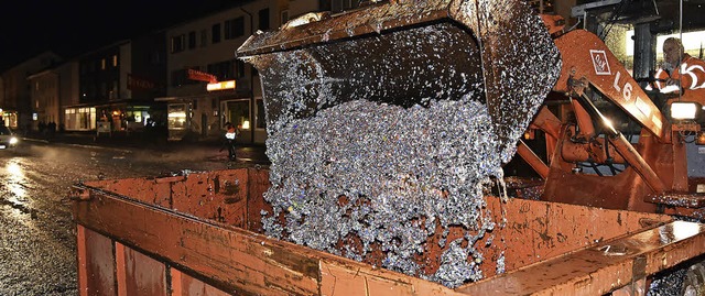 Der Betriebshof rumte Tonnen von nassem Konfetti weg.   | Foto: Salathe
