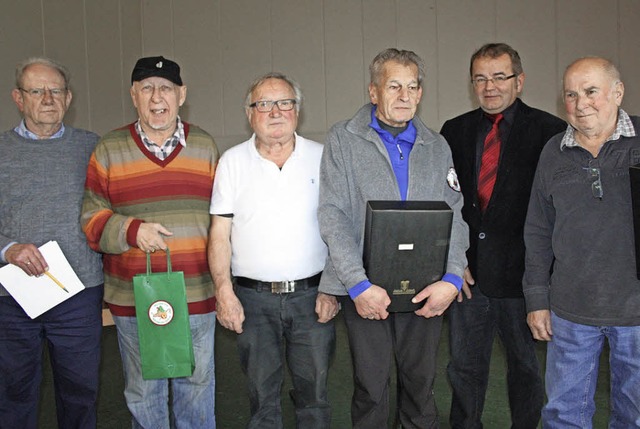 Wein gab es fr die grte  Teilnehmer...in und Werner Eckerlin (Buggingen).     | Foto: Bronner