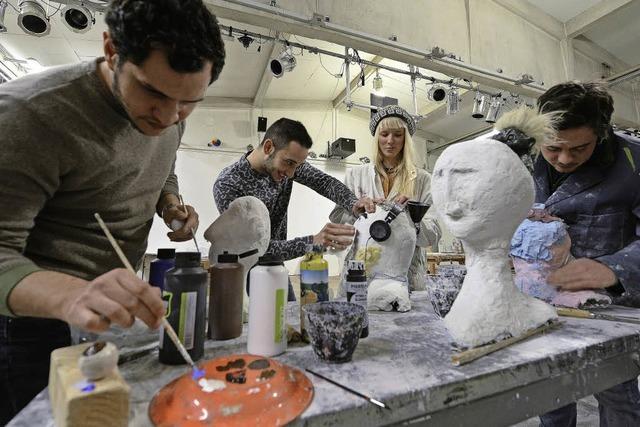 Flchtlinge und Knstler schaffen gemeinsam Kopf-Skulpturen