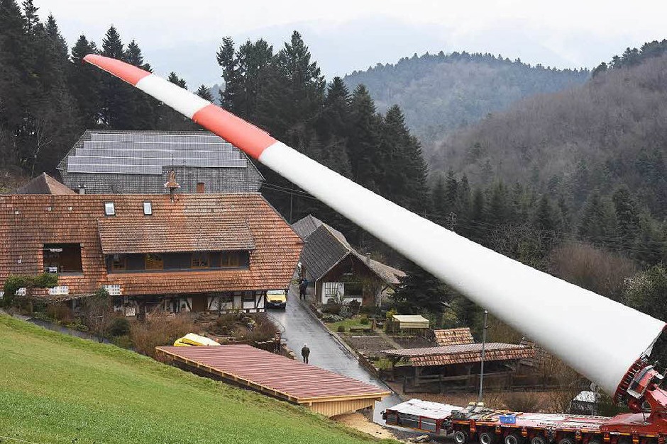 Spektakuläre Aktion: der Transport der Bauteile und Windblätter für den Windpark der Badenova auf dem Kambacher Ecke (Foto: Sebastian Köhli) Spektakuläre Aktion: der Transport der Bauteile und Windblätter für den Windpark der Badenova auf dem Kambacher Ecke (Foto: Sebastian Köhli)