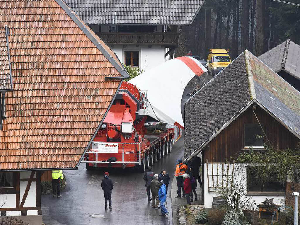 Spektakuläre Aktion: der Transport der Bauteile und Windblätter für den Windpark der Badenova auf dem Kambacher Ecke Spektakuläre Aktion: der Transport der Bauteile und Windblätter für den Windpark der Badenova auf dem Kambacher Ecke