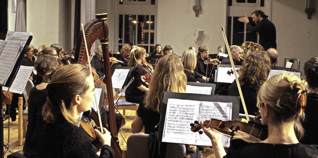 59 Musiker fhrte Nikolaus Reinke am Taktstock durch ein begeistertes Konzert.  | Foto: Katharina Bchle