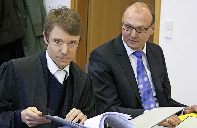 Nobert Moosmann vor dem Verwaltungsger...urg mit Rechtsanwalt Michael Heuchemer  | Foto: Michael Krug