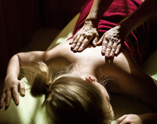 Therapeutische Massage will gelernt se...en gibt es seit 40 Jahren eine Schule.  | Foto: Jens Wolf (dpa)