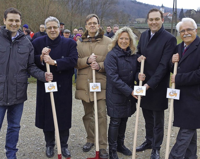 Tobias Gantert, Martin Benz, Walter Sc...r und Hidir Grakar beim Spatenstich.   | Foto: Andreas Mahler