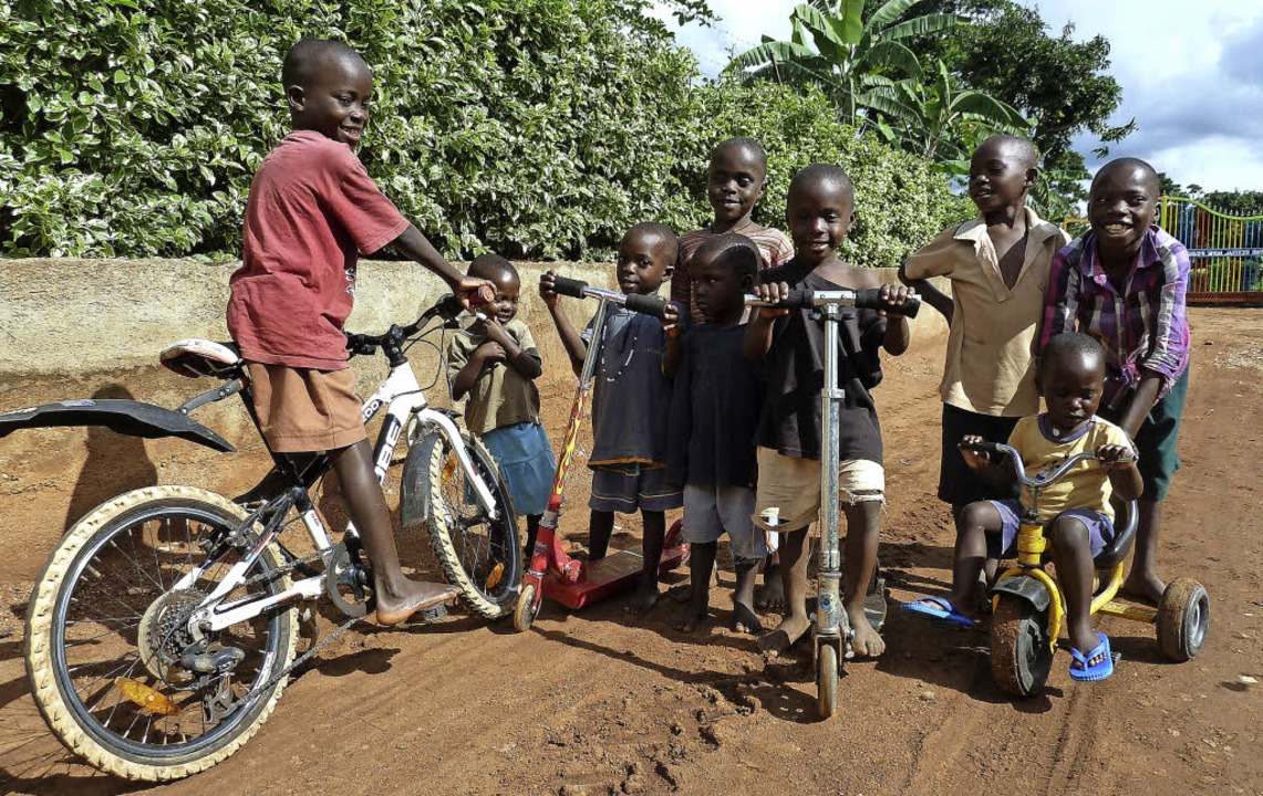 Kinder des Lebenshauses in Uganda mit ...spendeten &#8222;Rennmaschinen&#8220;   | Foto: Angela Kraft