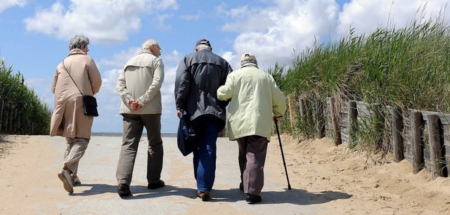 Rentner machen einen Spaziergang im Nationalpark  Hamburgisches Wattenmeer.   | Foto: DPA