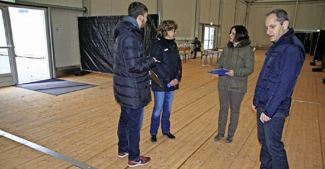 In der Leichtbauhalle in Weisweil sind...treter des Landratsamtes in der Halle.  | Foto: Ilona Hge