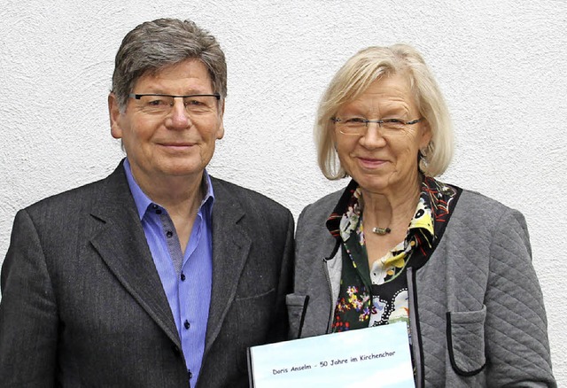 Ein Fotobuch bekam Doris Anselm vom Vo...l fr 50 Jahre singen im Kirchenchor.   | Foto: Dieter Fink