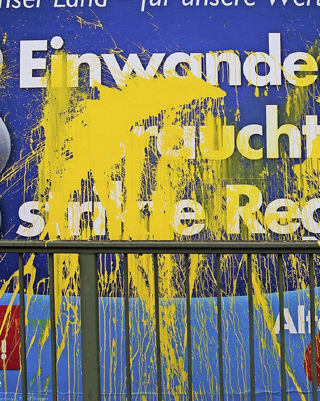 Das Beschmieren von Plakaten ist verboten und strafbar.   | Foto: dpa