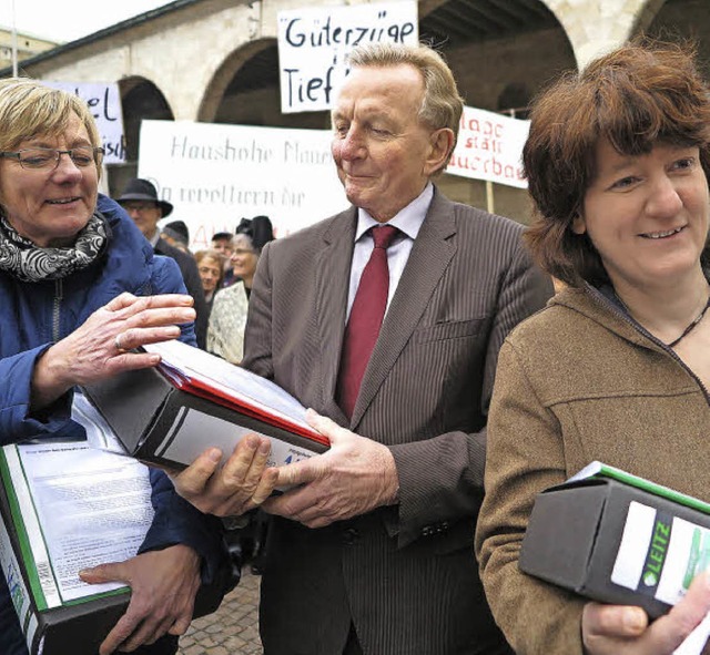 Hausaufgaben fr  Politiker: Edith Sit... links) mit den Unterschriftenlisten.   | Foto: Dorothee Philipp