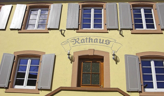 Noch nicht saniert:  die Wintersweiler Rathausfensterlden  | Foto: Langelott