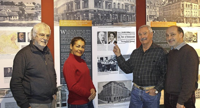 Donald Allen Levis zeigt auf das Foto ... rechts Museumsleiter Markus Moehring   | Foto: ZVG